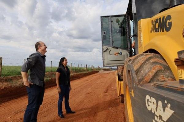 Ações de recuperação de estradas vicinais são realizadas na localidade do Ivaí