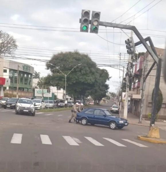Carro tem pane no trânsito e Policiais Militares ajudam o motorista em C. Alta