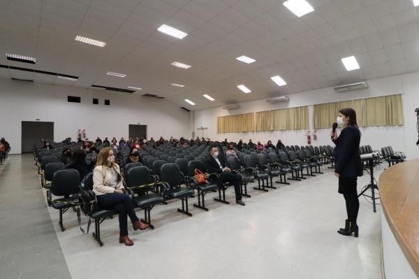 Auxiliares de Ensino participam de Curso de Formação