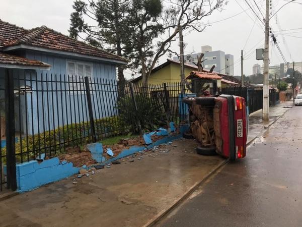 Veículo capota após abalroamento em Cruz Alta