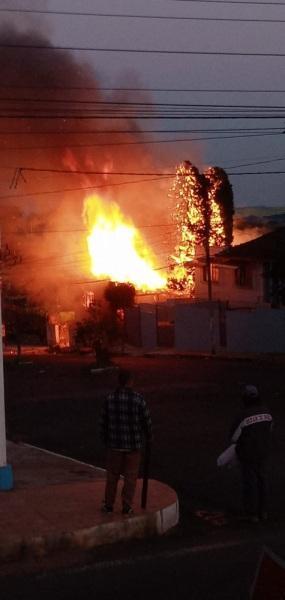 Incêndio de grandes proporções na manhã deste domingo no bairro São José