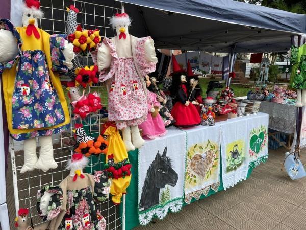 Feira de Artesanato está acontecendo na Praça General Firmino em Cruz Alta