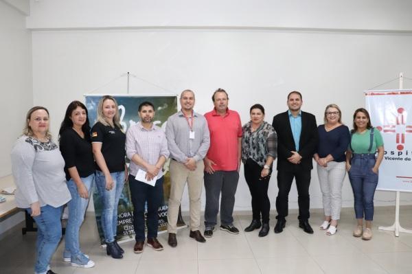 Hospital São Vicente de Paulo recebe doação de R$ 10 mil arrecadado em leilão