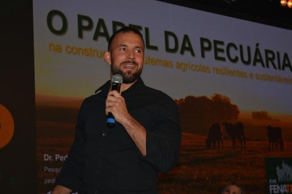 III Meet sobre Bovinocultura de Leite teve pesquisador da CCGL/RTC 