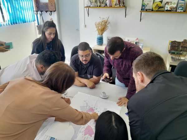 AMPLIAÇÃO DO ESGOTO > Corsan participa de reunião com lideranças do município