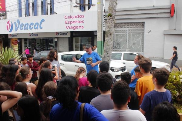 26ª FEIRA DO LIVRO: Caminhos de Erico reuniu muitos estudantes 