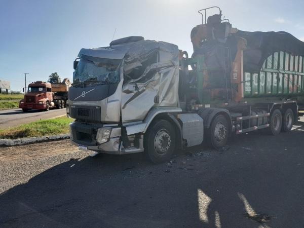 Caminhões colidem no trevo da BR 158 com a RSC 377