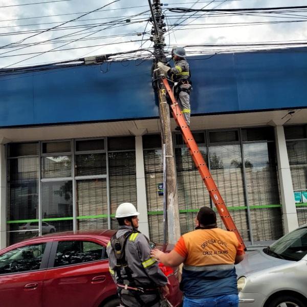 Força Tarefa organiza e retira fios e cabos em desuso nos postes de Cruz Alta