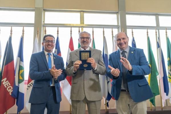 Darci Hartmann recebe a medalha da 56ª Legislatura da Assembleia Legislativa