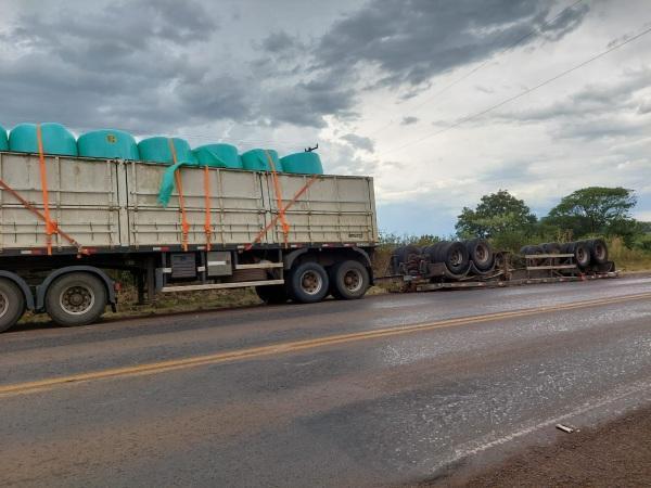 Caminhão carregado de feno tomba parcialmente na tarde desta terça na BR-158