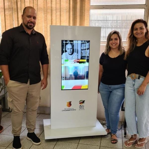 Prefeitura recebe totem de divulgação turística da Rota das Terras Encantadas