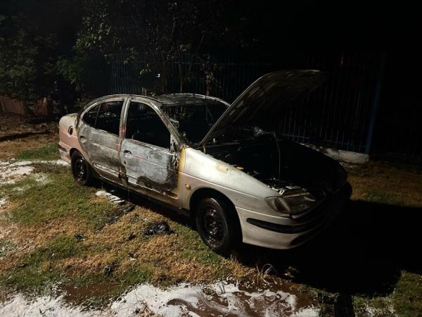 FERIADÃO: Veículo é consumido por incêndio na noite da sexta em Cruz Alta