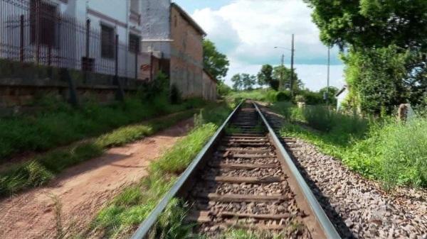 Famílias que moram à beira dos trilhos de trem temem perder as casas.