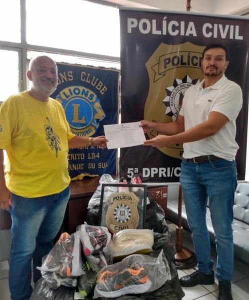 Polícia Civil realiza doação de pares de tênis apreendidos para o Lions Clube