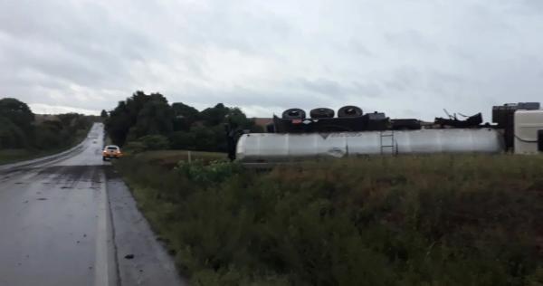 Carreta carregada de piche tomba na ERS 342 entre C. Alta e Ijuí nesta quinta