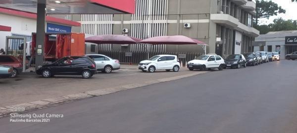 Filas e muito movimento nos Postos de Cruz Alta após notícia do aumento