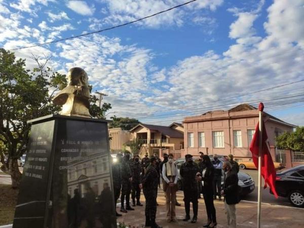 Busto do General Osório é restaurado na Praça da Bandeira