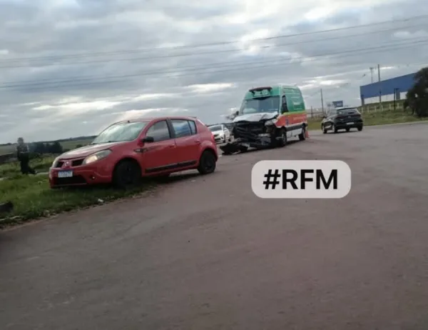 Acidente envolve ambulância e carro no trevo da Luciano Furian com a ERS-342