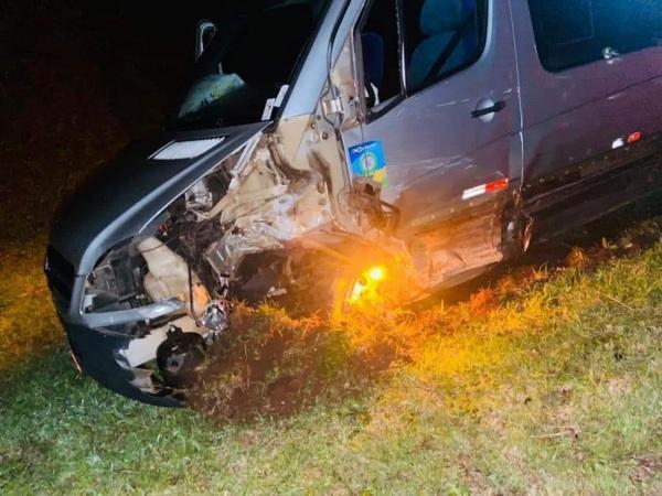 SUSTO NA MADRUGADA: Van com voluntários de Ibirubá sofre acidente na ERS-223