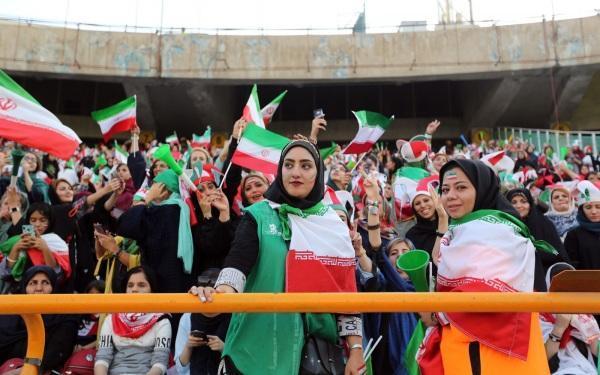 Iranianas assistem livremente a jogo de futebol em estádio pela primeira vez