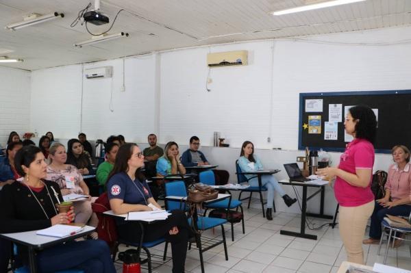 Pré-selecionados a visitadores do Programa Criança Feliz  participam de curso