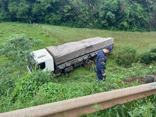 TRÂNSITO> Caminhão sai da pista na BR 158 em Panambi