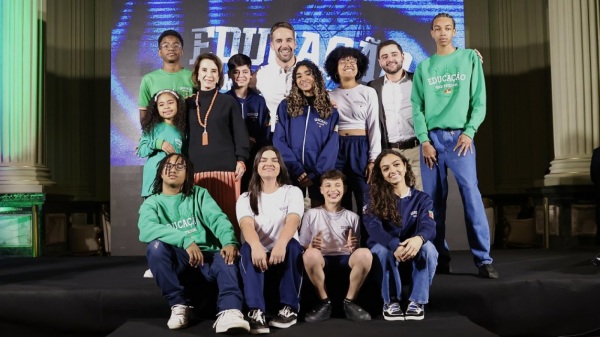Com desfile no Palácio Piratini, Estado apresenta uniformes da Rede Estadual 