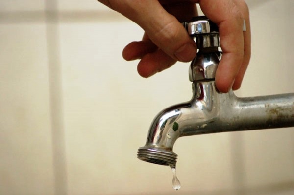 SEM ÁGUA> Imóveis do Centro e 04 bairros sofrem desabastecimento nesta quinta