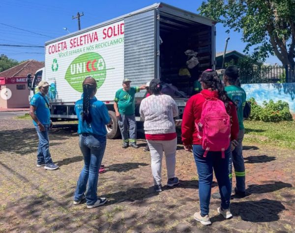 SENSIBILIZAÇÃO AMBIENTAL> Equipes da Cooperativa Unicca estiveram em bairros 