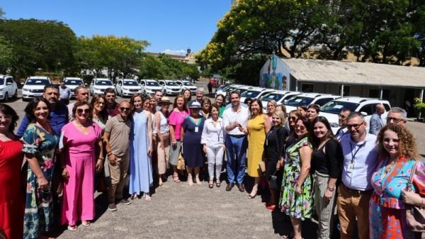 Estado entrega dois novos veículos para 9ª coordenadoria regional de educação