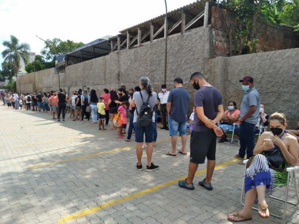 Vacinação de Crianças entre 06 e 11 anos : Manhã com fila para pegar senha