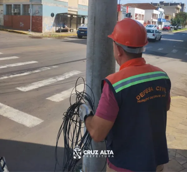 Defesa Civil de Cruz Alta realiza  vistoria em fios na Venâncio Aires  