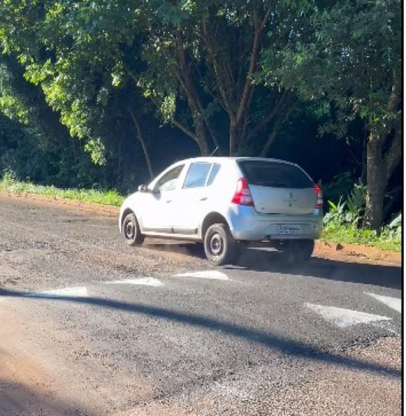 Veículos estão voando em lombadas sem placas vertciais na rua Edwina Rosa 