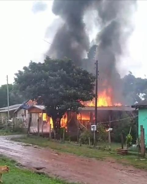 Incêndio destrói residência no Bairro Abegay