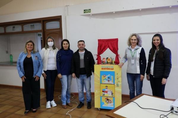 Duas escolas municipais recebem doação de estantes de livros
