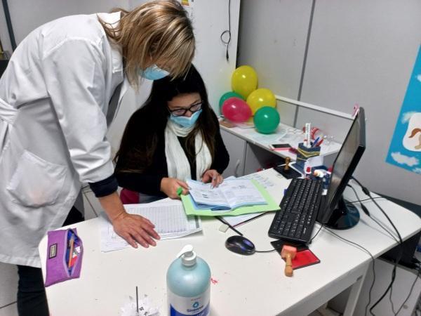 Quatro salas de vacinação e a Central Covid estarão fechadas na manhã da terça