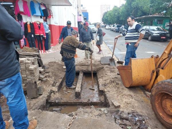 Equipes do Parque de máquinas trabalham no calçadão nesta terça-feira