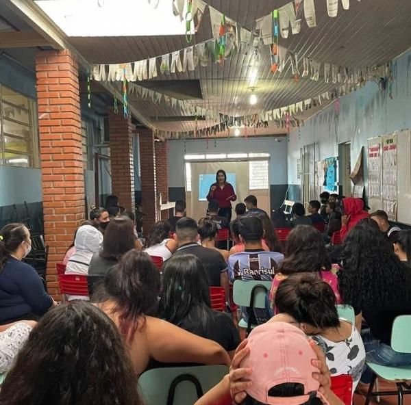 CRMM visita escolas para trabalhar com a prevenção à violência doméstica