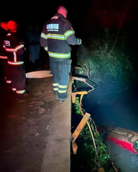 CAMPOS BORGES> Motorista morre após carro cair de ponte sobre o Rio Jacuizinho