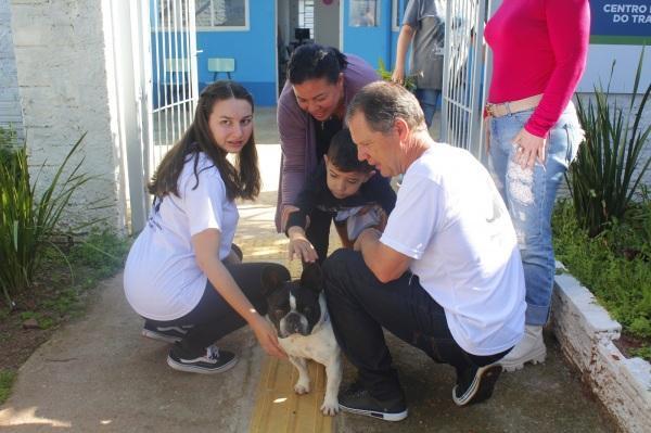 Terapia assistida com animais ajuda no tratamento de crianças autistas