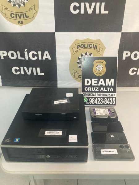 DEAM da Polícia Civil cumpre mandato de busca e apreensão em Cruz Alta