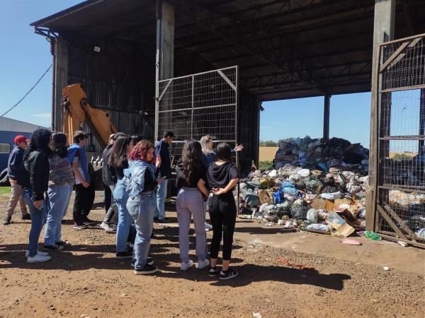 Alunos da Escola Pacífico Dias da Fonseca acompanham trabalho da UNICCA