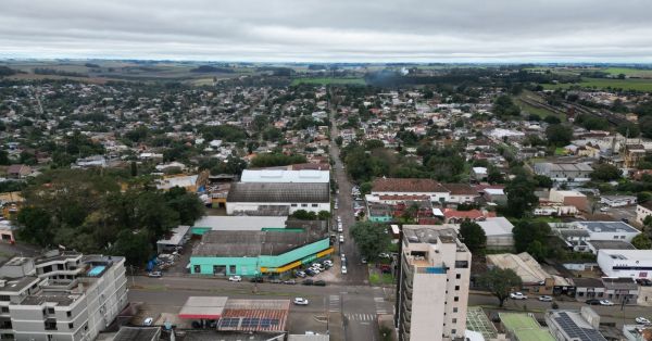TEMPO>Quarta-feira abafada com tempo oscilando entre pancadas e sol com nuvens