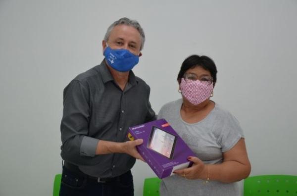 Prefeitura entrega 10 primeiros tablets para dos Agentes Comunitários