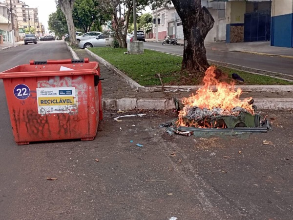 Lixeira é queimada em Cruz Alta e causa preocupação com depredações
