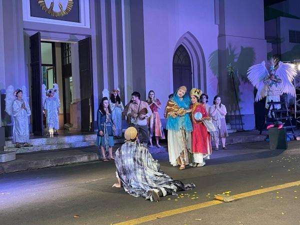 Espetáculo Teatral La Sacra Alegria encanta público na noite do sábado