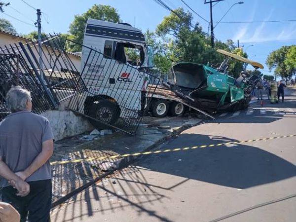 Caminhão desgovernado atinge duas casas e deixa feridos em Santa Rosa