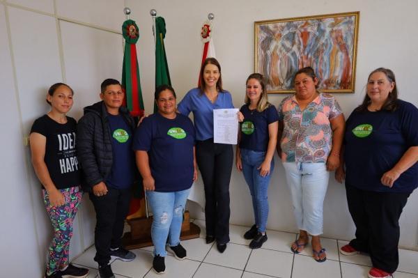 Integrantes da Cooperativa UNICCA entregam relatórios para a Prefeita Paula