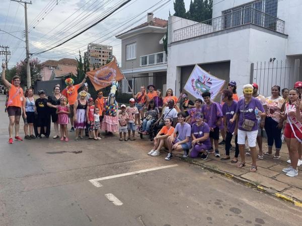 CARNAVAL 2024: O domingo foi do Bloco de Carnaval Os Máscharados em Cruz Alta