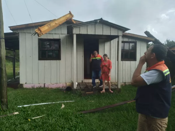 TEMPORAL> Vento destelha casas e derruba árvores em Cruz Alta na quinta-feira